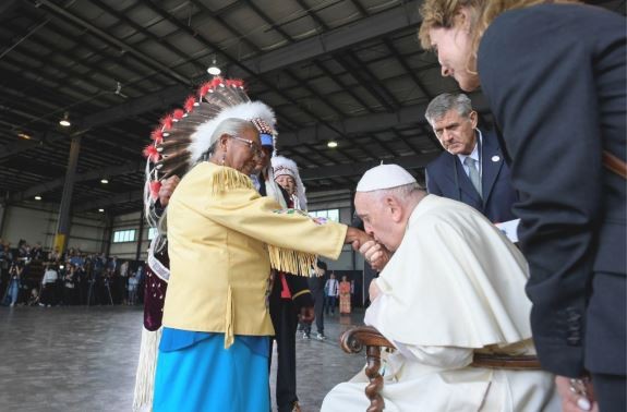El Papa llegó a Canadá en un viaje de "penitencia" por los abusos contra los indígenas | Internacionales