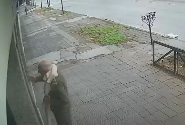 Asaltan y golpean a un jubilado para robarle sus ahorros en La Plata: "¿Me tengo que ir a un geriátrico?" | Información General