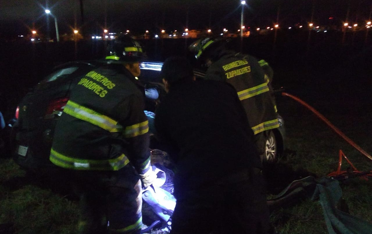 Dos accidentados graves tras dramático vuelco de un auto en la autopista | Rosario y la región