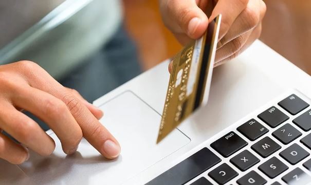 El Banco Central endureció las condiciones para financiar consumos con tarjeta de crédito en dólares | Economía y negocios