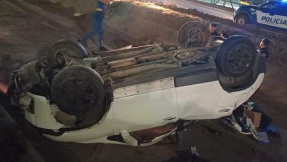Córdoba: volcaron con el auto, esperaban una ambulancia y les robaron | Información General