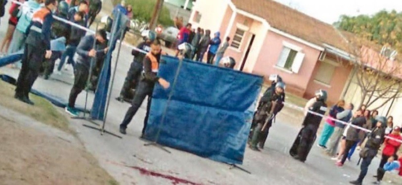 Policía discutió con varios jóvenes, le apedrearon la casa y mató a uno de un disparo en la cabeza | Información General