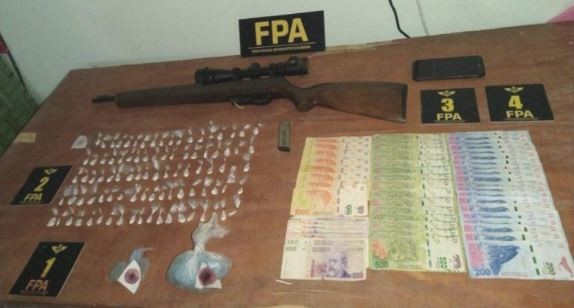 Un hombre obligaba a su hijo a vender drogas y amenazaba a los vecinos para que no lo denunciaran | Información General