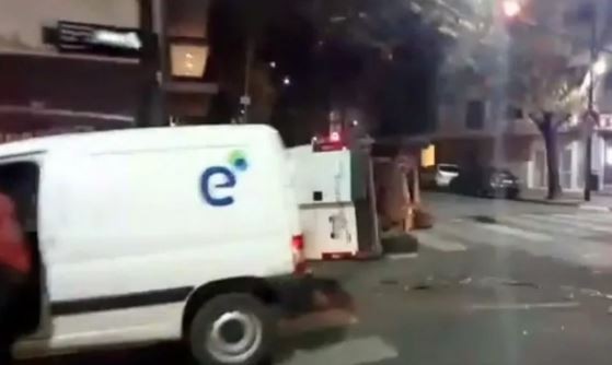 Una ambulancia volcó en Palermo tras chocar con una camioneta: hay heridos | Información General