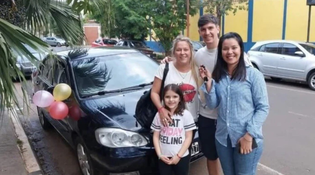 "Dos ángeles": frenaron al ver a una mujer que llevaba a la hija con discapacidad y le regalaron su auto | Información General