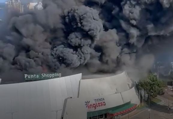 Impresionante incendio en un shopping de Punta del Este | Información General