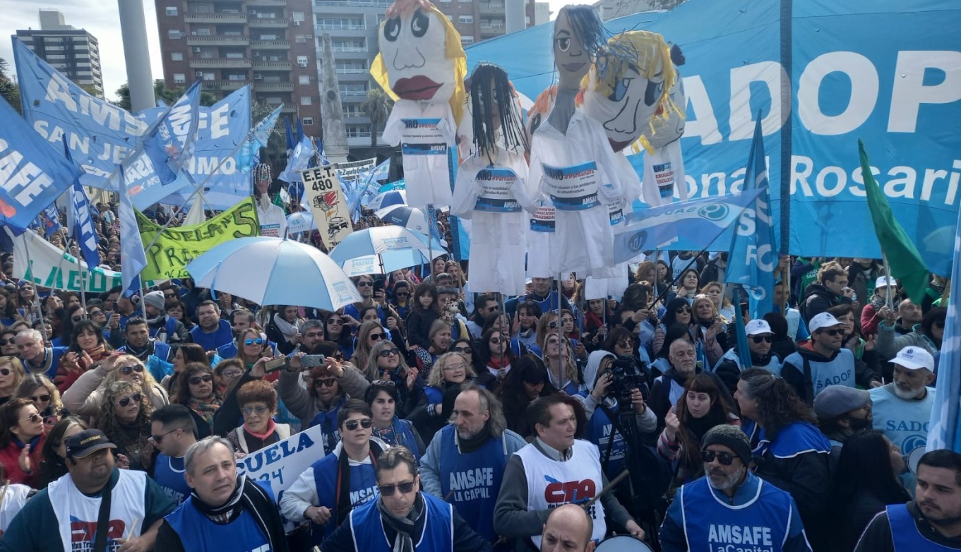 Multitudinaria marcha docente: Amsafe y Sadop se movilizaron a Casa de Gobierno | Información General