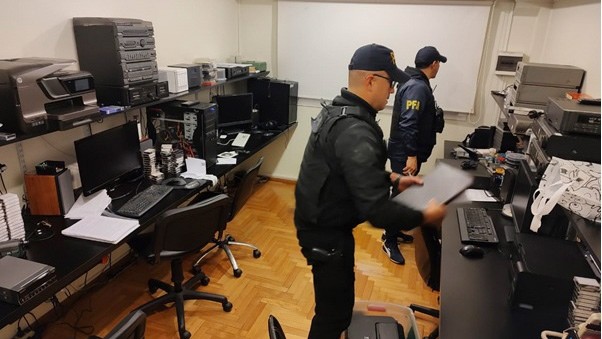 Diecinueve detenidos en 50 allanamientos contra una secta acusada de trata y otros delitos | Información General