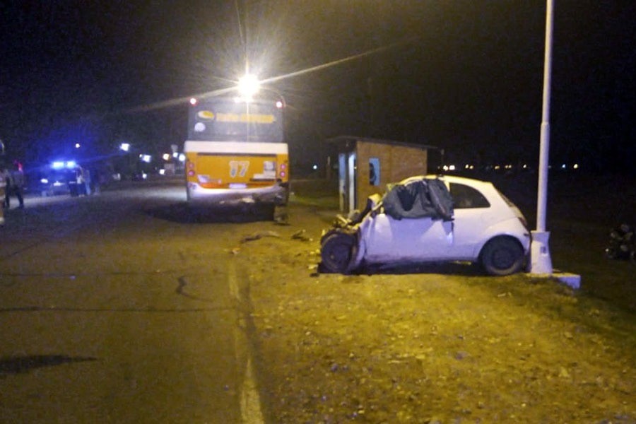 Drama en la región: volvían de pescar, chocaron contra un colectivo y murieron | Rosario y la región