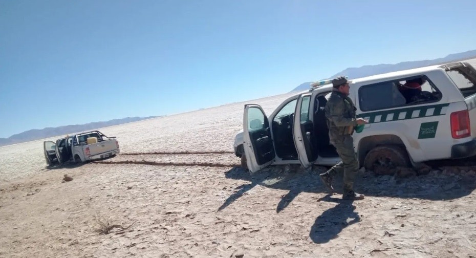 Escapaban de Gendamería con 36 kilos de cocaína y quedaron enterrados en las Salinas Grandes | Información General