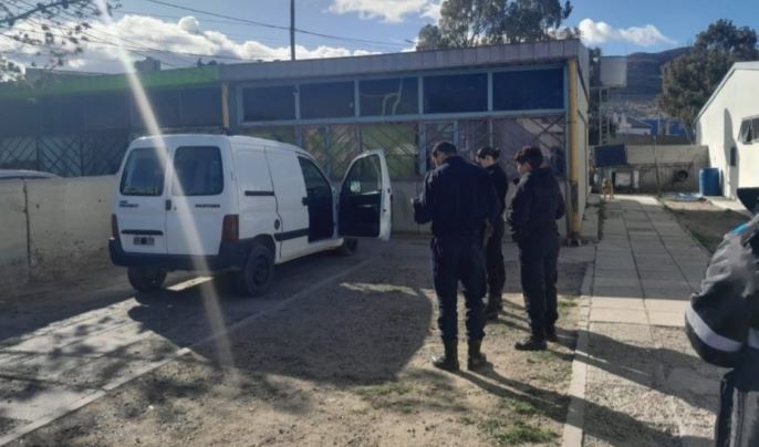 Encontró a un ladrón dentro de su auto y le trabó las puertas hasta que llegó la Policía | Información General