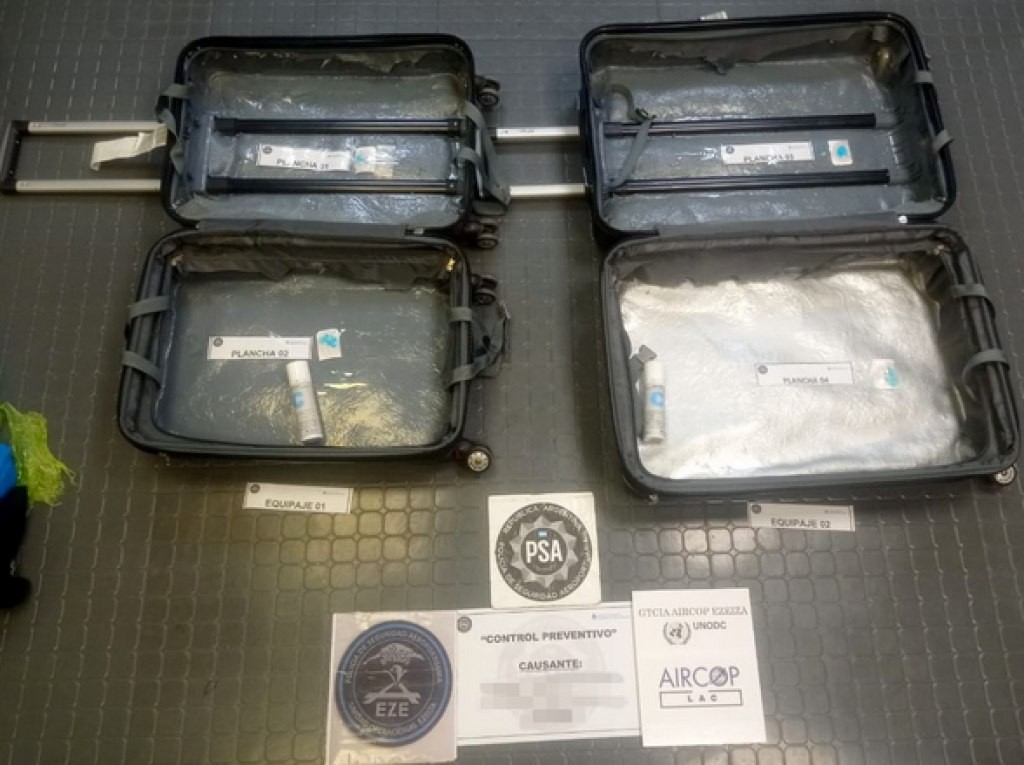 Ezeiza: detienen a un pasajero que llevaba 24 kilos de cocaína | Información General