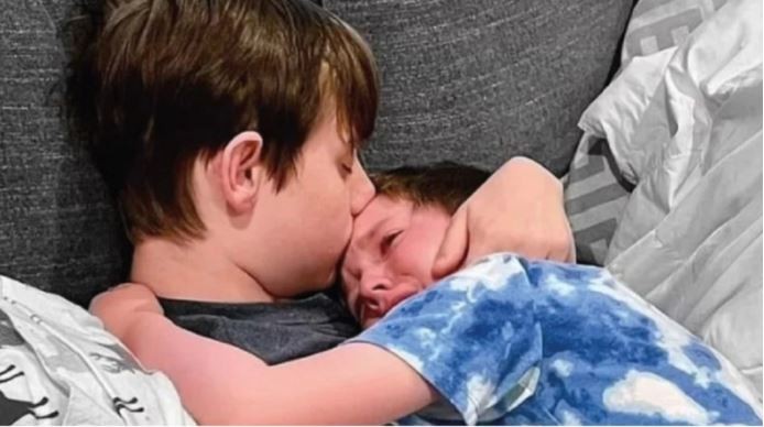 Un adolescente le contó a su hermano menor que posee cáncer terminal y su abrazo conmovió a todos | Internacionales