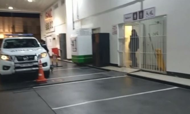 Se refugió en un baño de una estación de servicio tras ser mordida por su novio | Información General