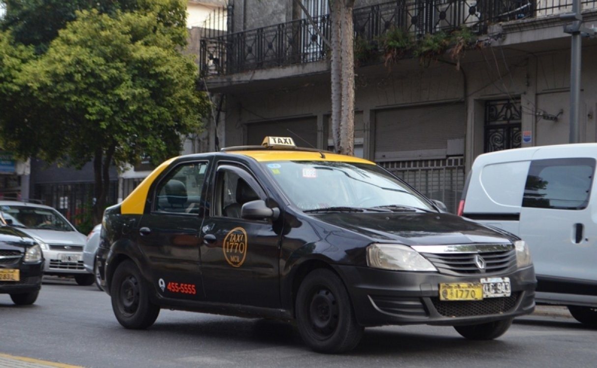 Taxistas piden un aumento desdoblado de la tarifa | Rosario y la región