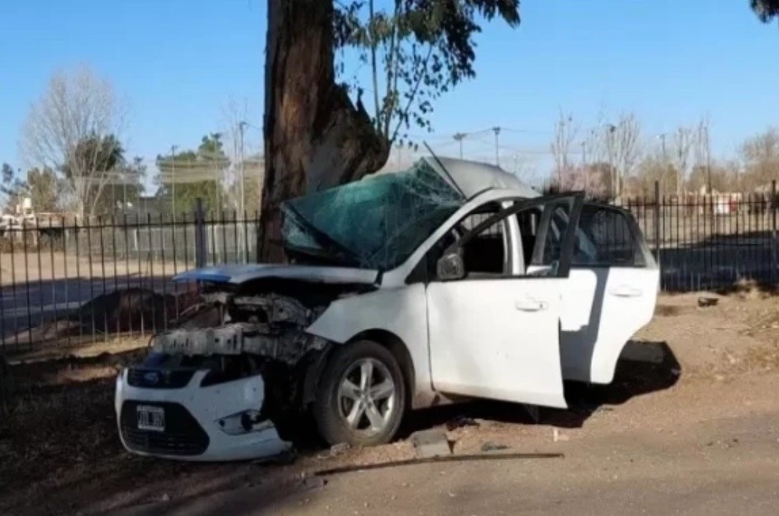 Choque contra un árbol en la ruta 50: murieron una mujer y su hijo | Información General