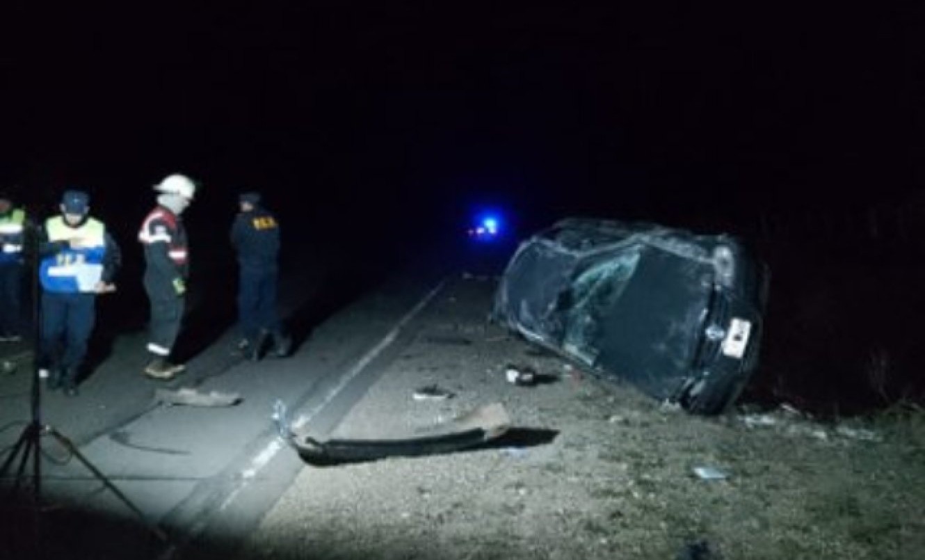 Manejaba en la ruta "cazando pokemones" y volcó: dos muertos | Información General