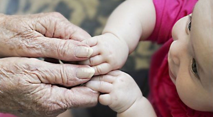 Un geriátrico "contrata" a bebés para acompañar a sus residentes | Internacionales