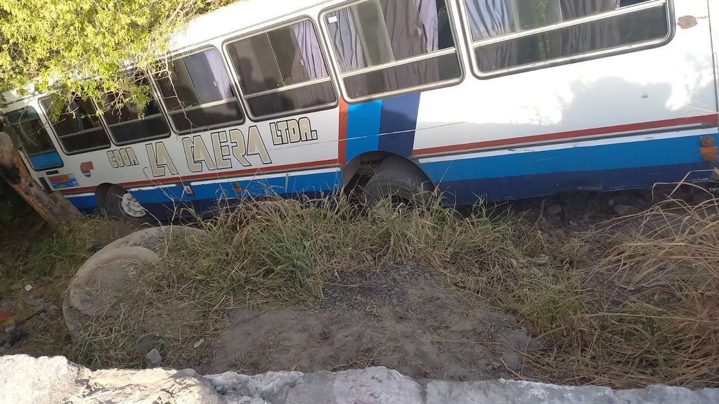 Un colectivo cayó a un barranco en Córdoba: pasajeros terminaron en el hospital | Información General