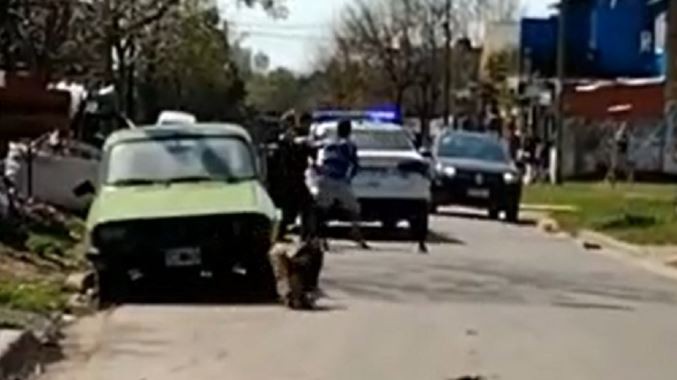 Video: Un joven se negó a ser detenido, peleó con dos policías y recibió un disparo en la cabeza | Información General