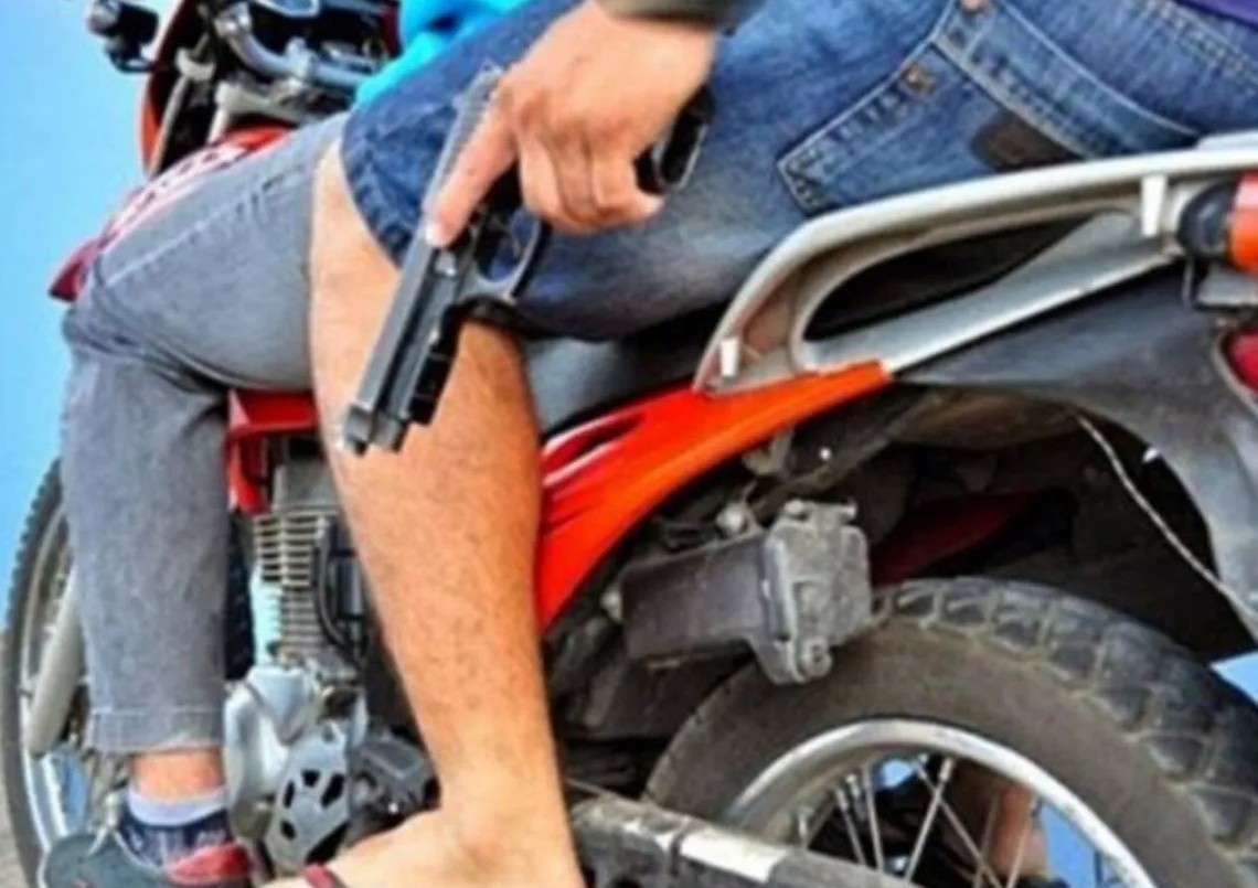 Motochorros le robaron un millón de pesos a una mujer en las afueras de Rosario | Rosario y la región