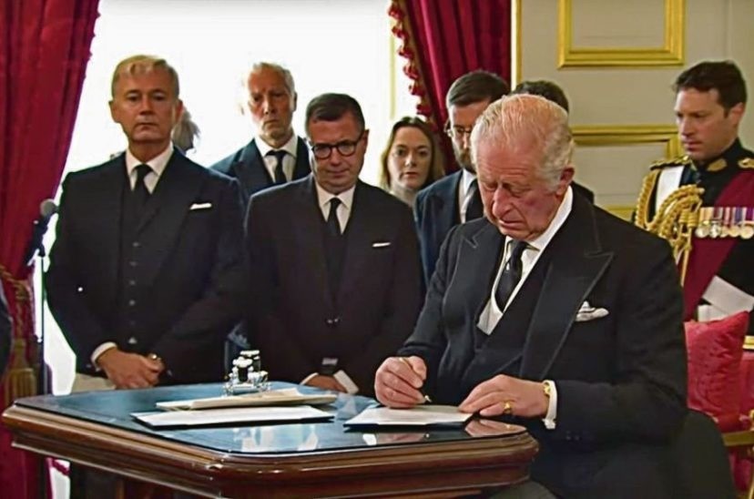 El enojo del rey Carlos III porque el bolígrafo no tenía tinta | Internacionales