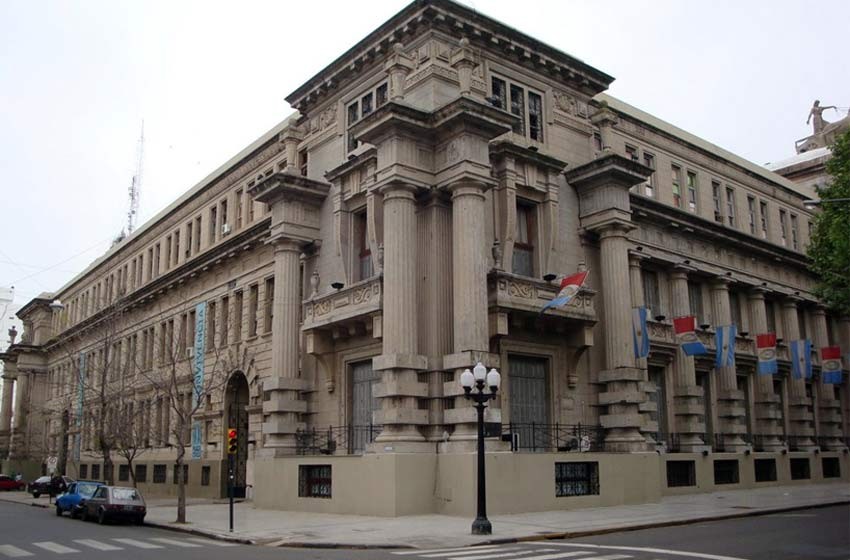 Activistas y militantes socioambientales se encadenaron a Gobernación | Rosario y la región