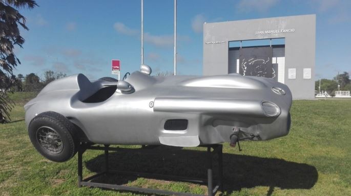 Robaron las cubiertas de la "Flecha de Plata" del museo de Fangio, en medio del conflicto por los neumáticos | Información General