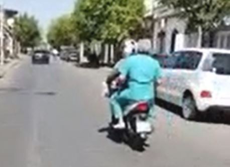 Insólito: una ambulancia se olvidó al médico en la calle y un motoquero lo llevó al hospital | Información General