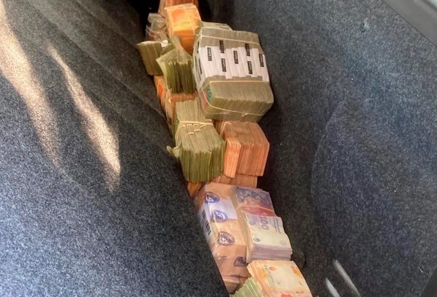 Viajaba en auto con más de 40 millones de pesos ocultos bajo el asiento | Información General