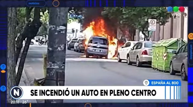 Conmoción por el incendio de dos vehículos en pleno centro | Rosario y la región