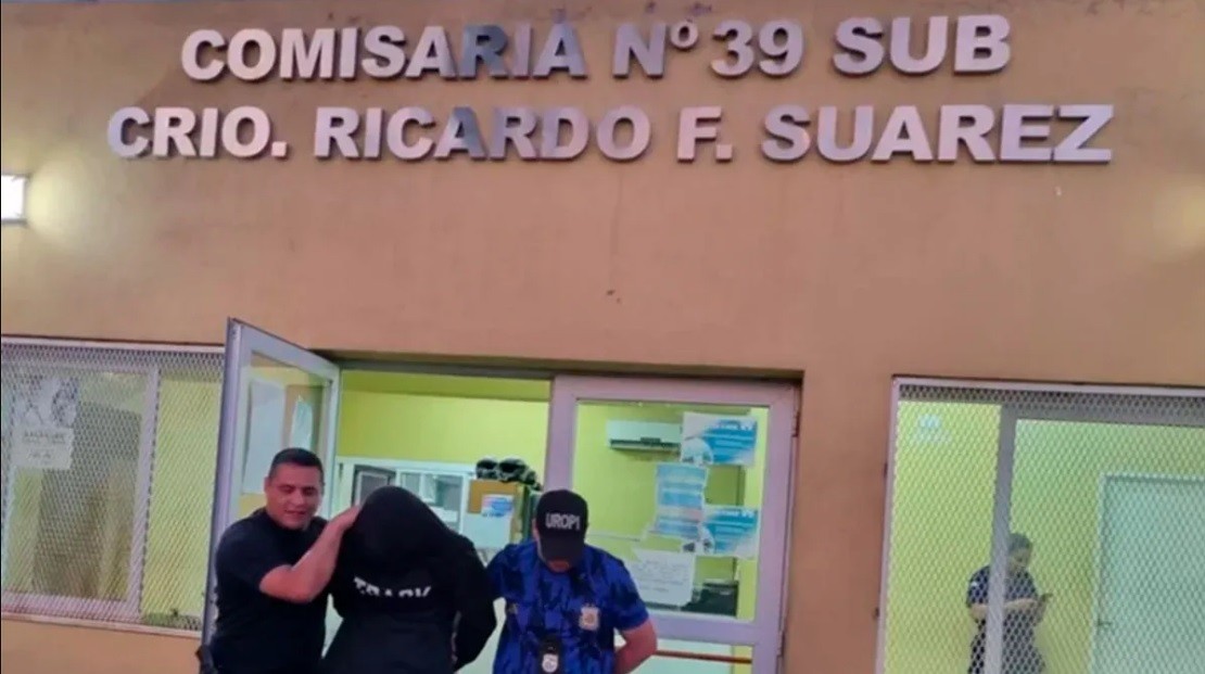 Detuvieron a un joven por violar a una compañera de colegio y apuñalarla 43 veces con un destornillador | Información General