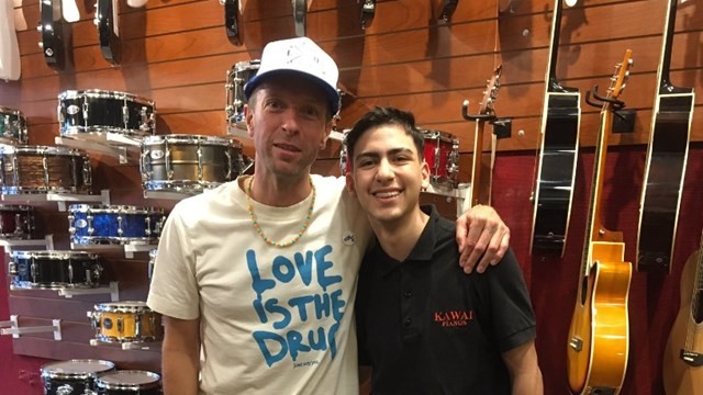 Chris Martin improvisó un mini show en un comercio y tocó "De música ligera" | Espectáculos