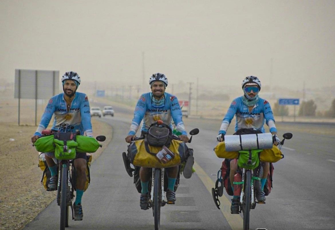 Llegaron a Qatar los tres cordobeses que salieron hace 170 días y pedalearon más de 10 mil kilómetros | Qatar 2022