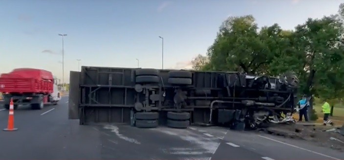 Más complicaciones para viajar: volcó un camión con carne en la autpista Riccheri | Información General