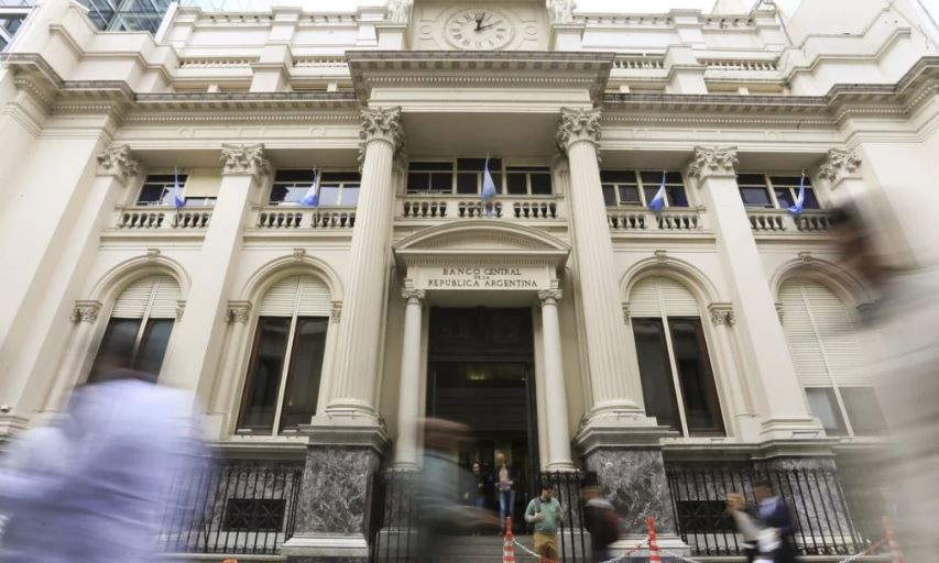 El Banco Central vendió otros US$ 100 millones en el mercado y la cotización del dólar blue subió a $297 | Política y Economía