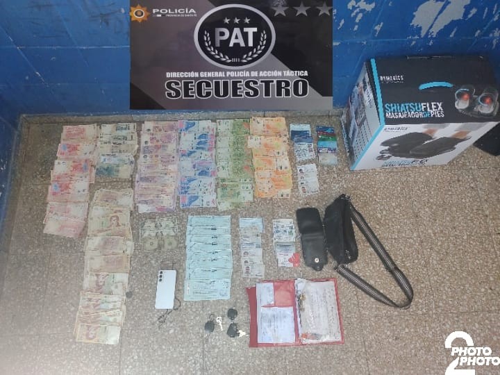 En un auto mal estacionado descubrieron un arma de fuego y cheques por cifra millonaria | Rosario y la región