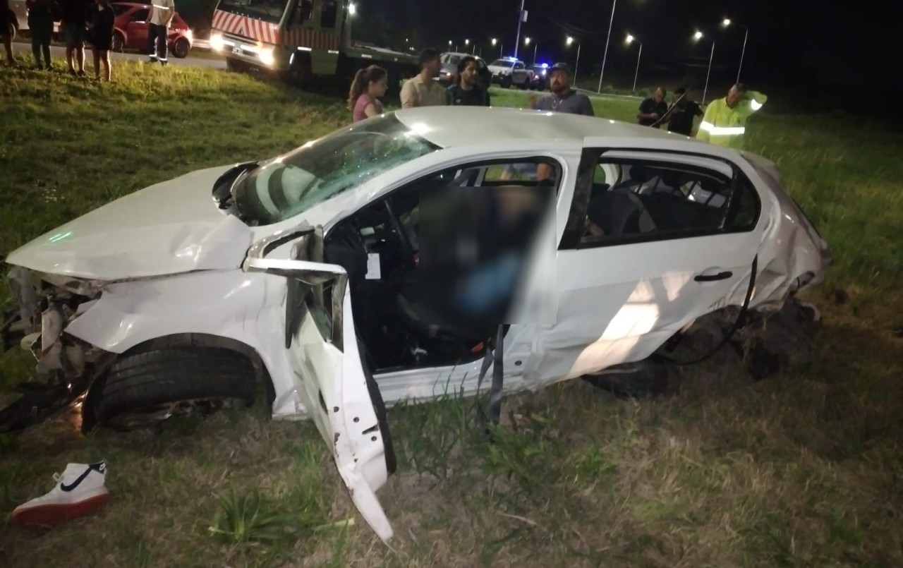 Tragedia en autopista: un muerto y un herido en brutal vuelco de un auto | Rosario y la región