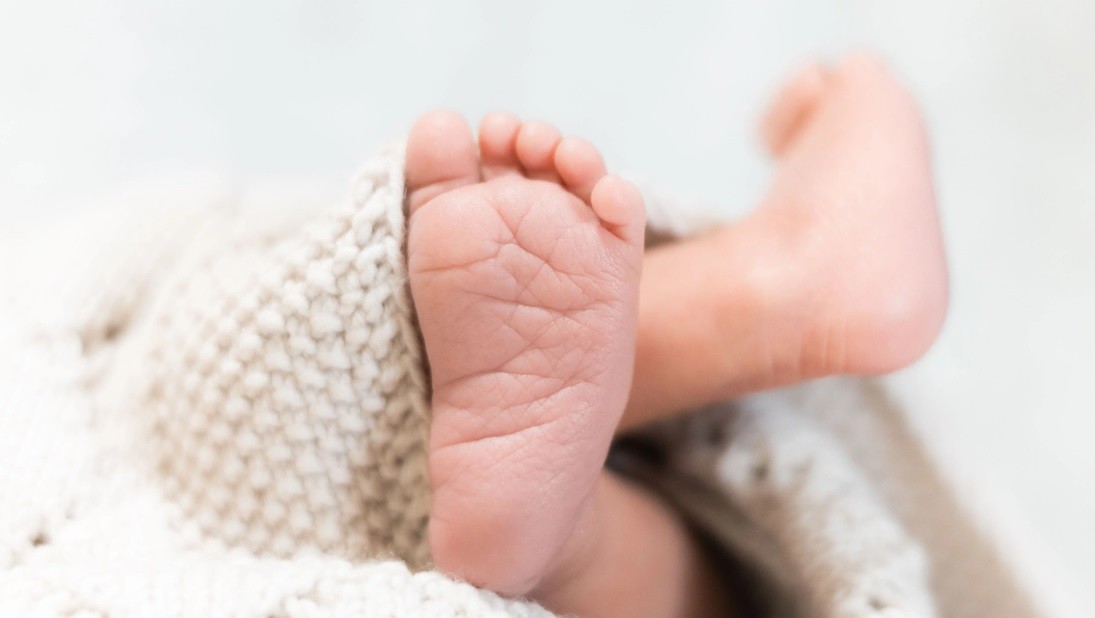 Aplastó a su bebé de dos meses mientras lo amamantaba y el menor murió | Información General