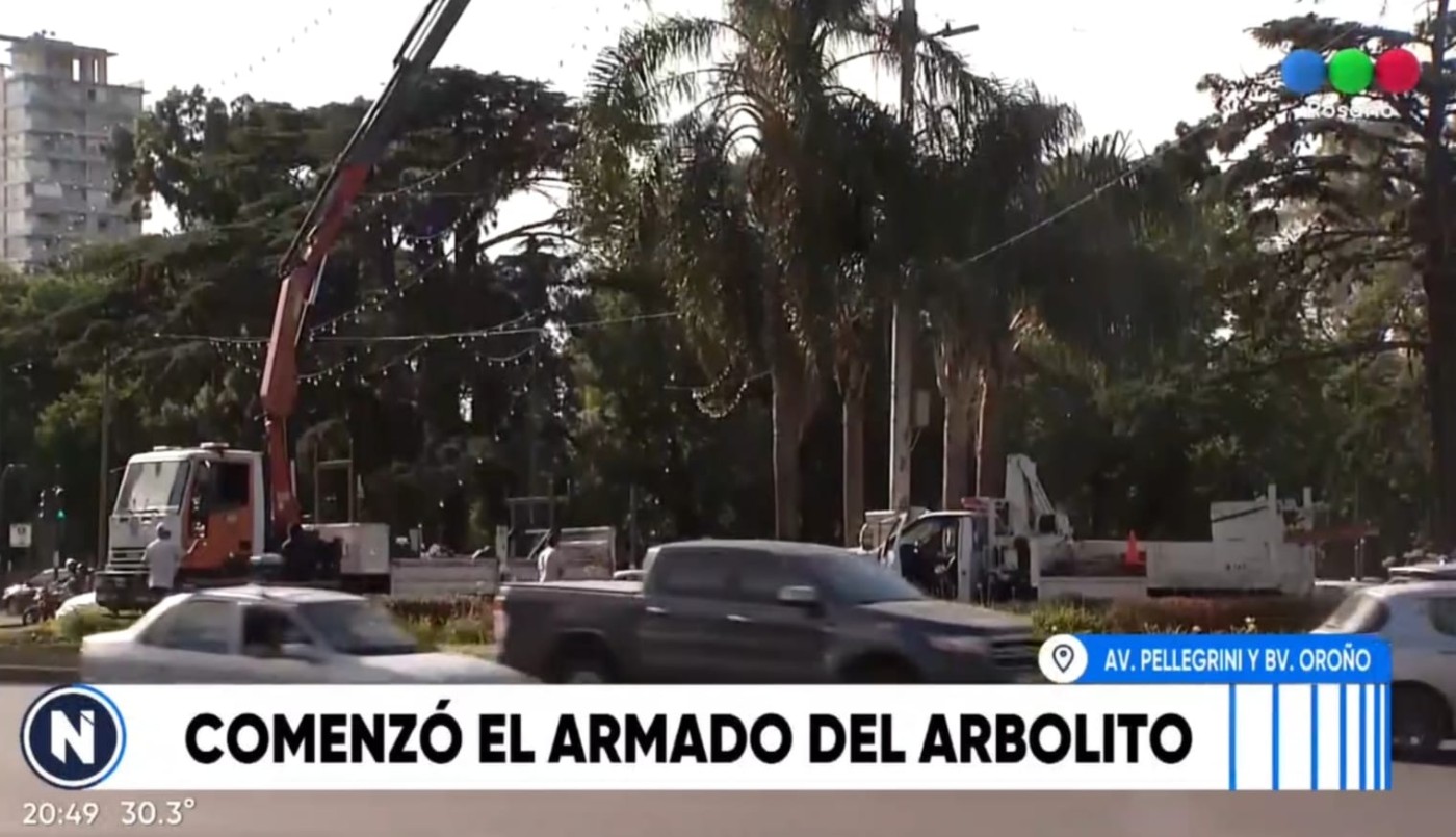 Comenzó el armado del arbolito de navidad en la rotonda de Pellegrini y Oroño | Rosario y la región