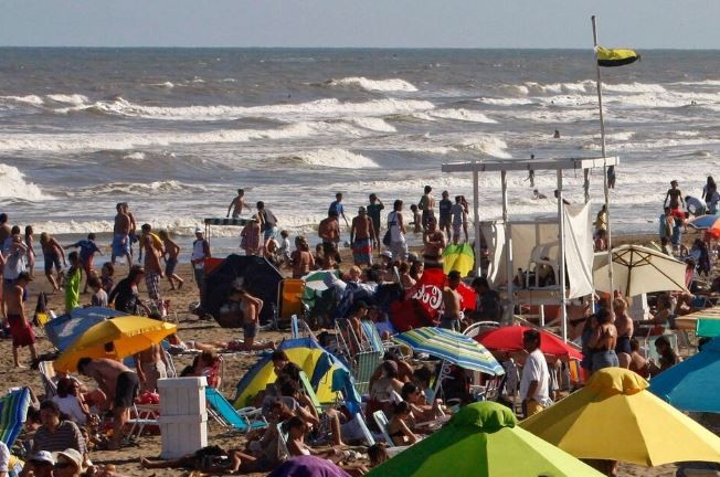 Falleció en Pinamar el turista a quien una ola arrastró y golpeó su cabeza contra la arena | Información General