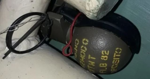 Un hombre le arrojó una granada en la cara a un policía: "Ahora explotamos todos" | Información General