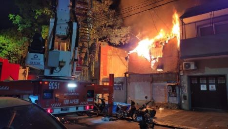 Incendio en Villa Ortúzar: el SAME asistió a 17 personas y buscan a una mujer que habría quedado atrapada | Información General