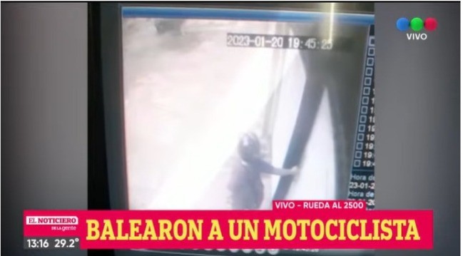 Balearon a un hombre al salir de una cochera con su moto | Rosario y la región
