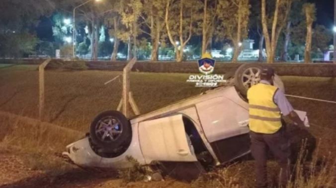 Volcó con su auto y lo fue a buscar un familiar que estaba más borracho que él | Información General