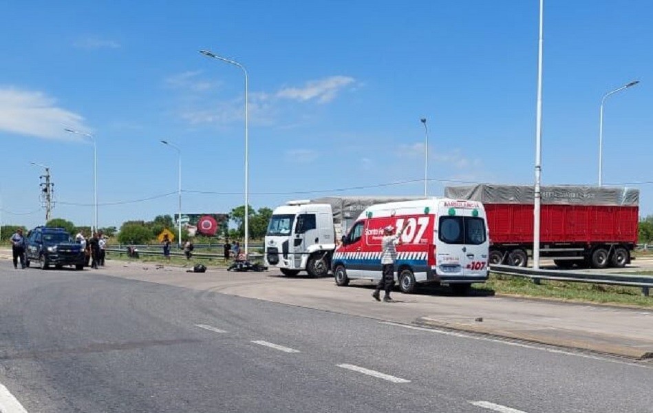 Murió un motociclista tras chocar contra un camión en ruta 11 y Circunvalación | Información General