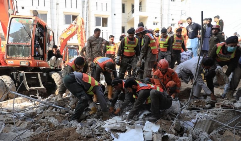 Al menos 93 muertos por ataque suicida contra la policía en una mezquita de Pakistán | Internacionales