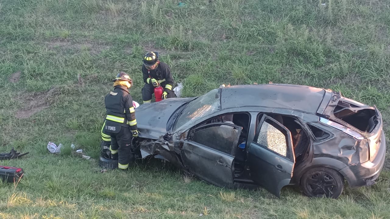Un auto perdió el control y volcó en la autopista Rosario-Córdoba | Rosario y la región