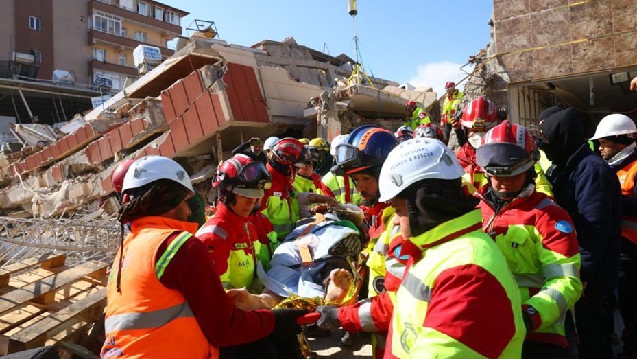 Rescatan a mujer que pasó más de 100 horas sepultada tras el sismo en Turquía | Internacionales