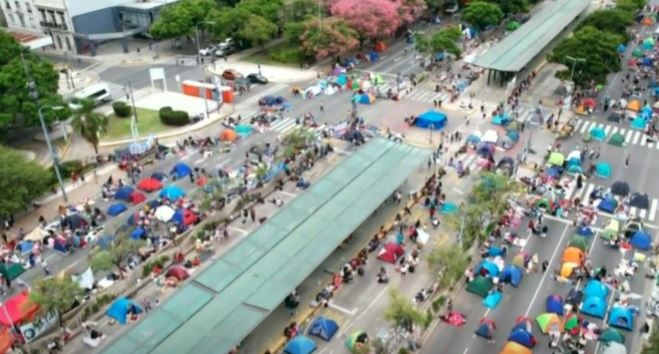 Continúa el acampe en la avenida 9 de Julio por las bajas de planes sociales | Información General